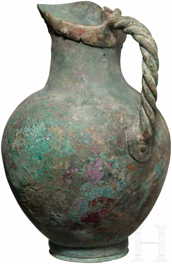 Bronzekanne, Griechenland, 5. Jhdt. v. Chr.Bauchige Bronzekanne mit Standring. Henkel in Form - Image 3 of 4