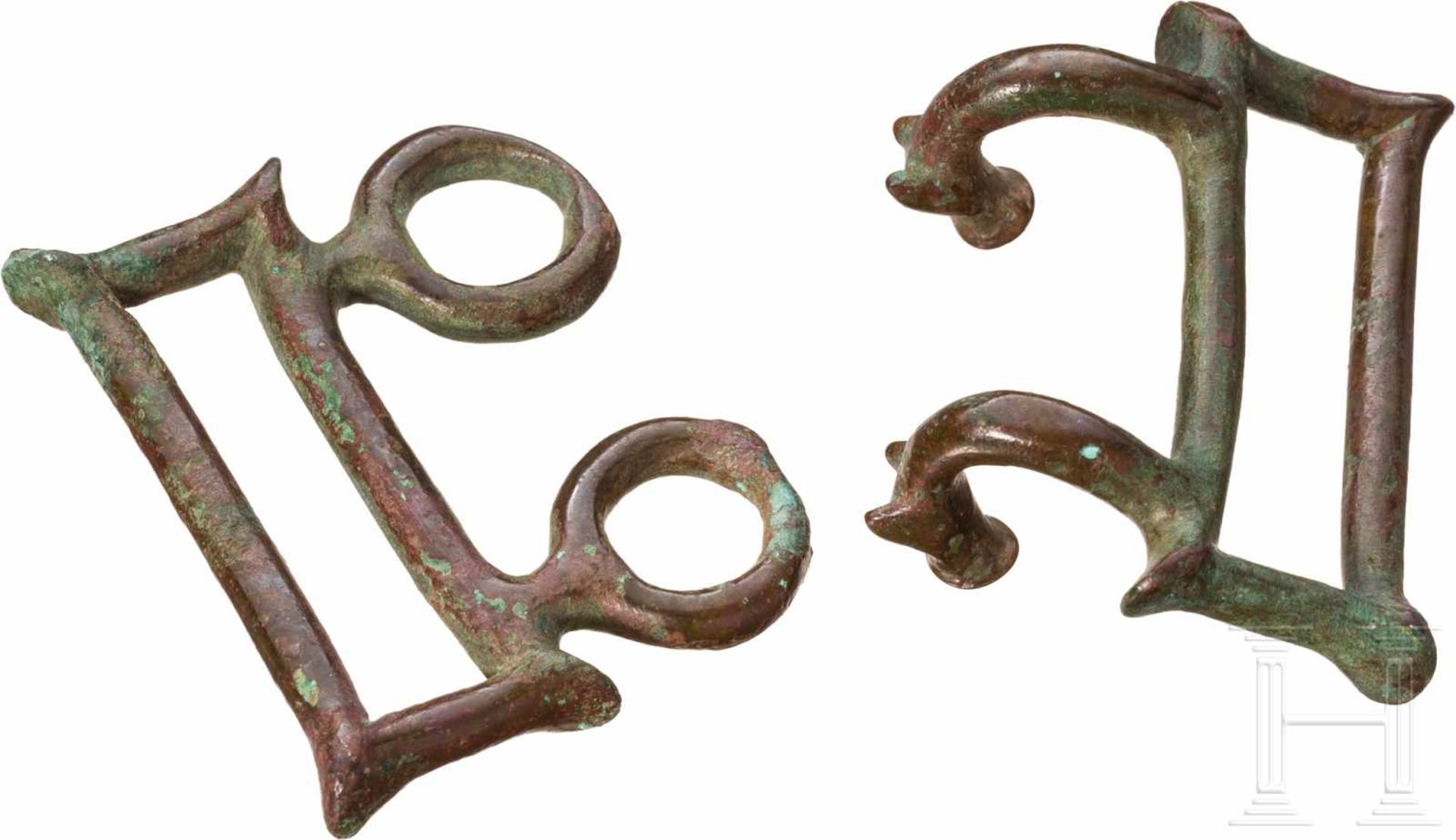 Gürtelhaken, etruskisch, 7. Jhdt. v. Chr.Zweiteiliger Gürtelverschluss aus Bronze. Jeweils ein - Bild 2 aus 2