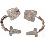 Ein Paar große Silberfibeln, nordgriechisch, 7. - 6. Jhdt. v. Chr.Ein Paar Silberfibeln in Gestalt