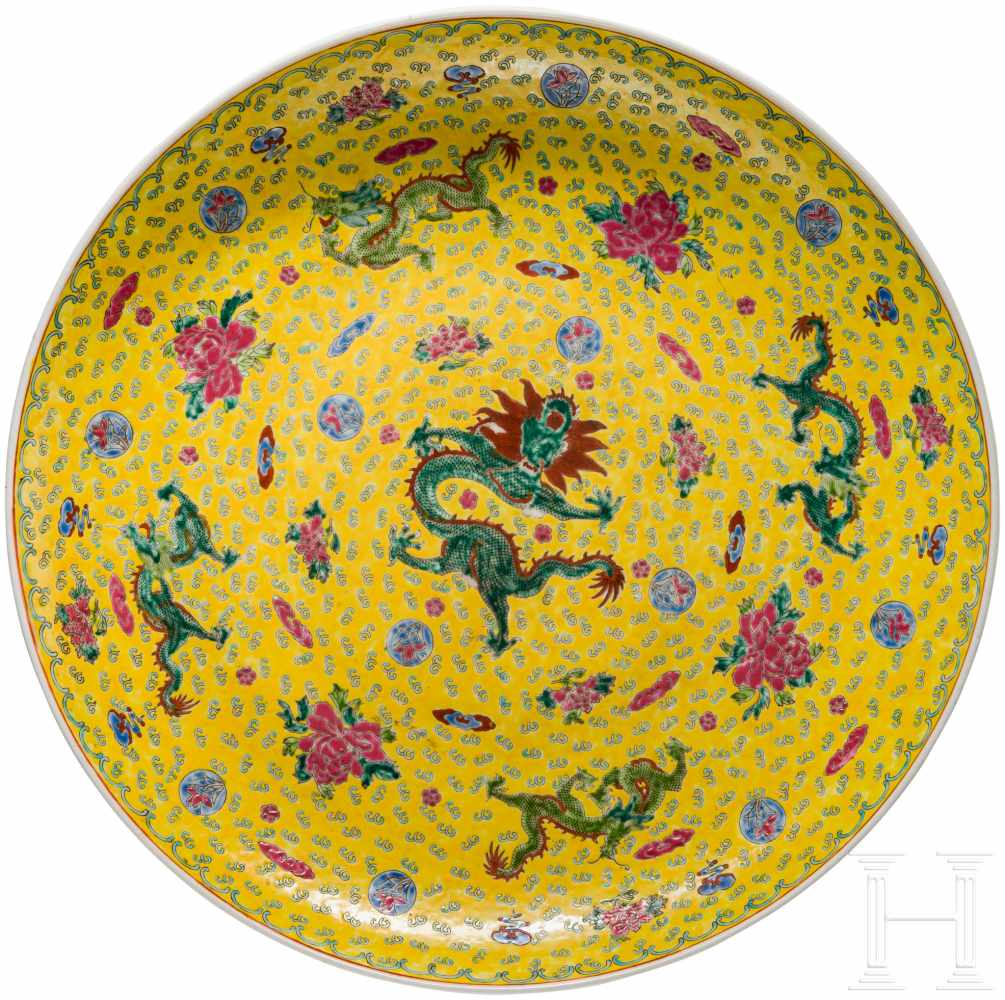 Sehr großer Drachenteller, China, um 1900Flache Schale aus gräulichem Porzellan. Im Spiegel gelber