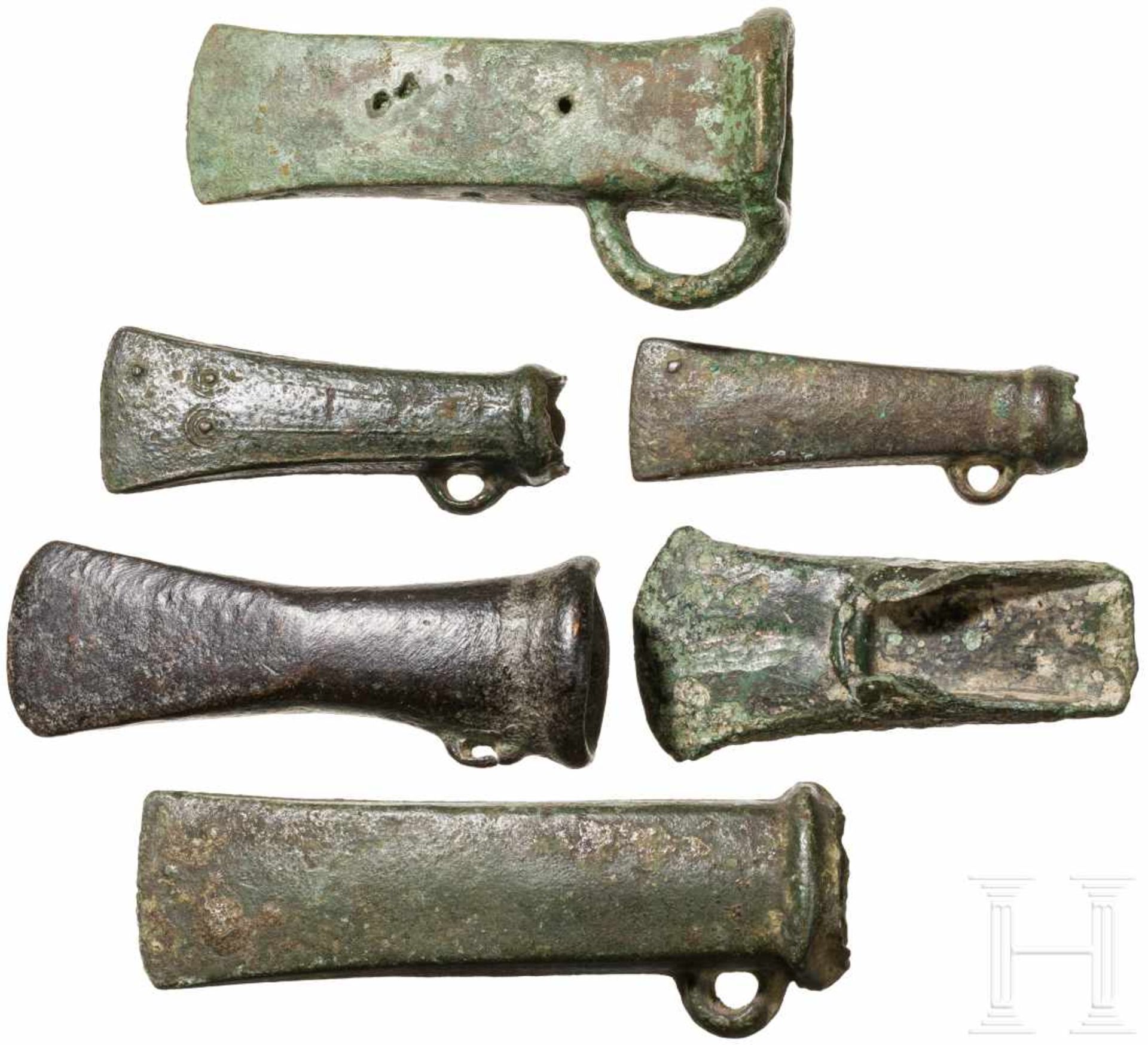 Fünf Tüllenbeile und ein Lappenbeil, Mitteleuropa, Spätbronzezeit, 1100 - 800 v. Chr.Ein kurzes, - Bild 2 aus 2