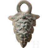 Satyr-Applike eines Bronzegefäßes, römisch, 1. - 2. Jhdt.Große Henkelöse mit bärtigem, detailreich