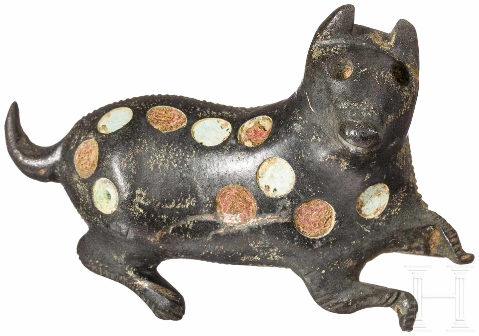 Figürliche Hundefibel, römisch, 2. - 3. Jhdt.Plastisch gestaltete Fibel in Form eines Hundes.
