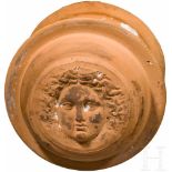 Keramik-Patrize mit Gorgoneion, Unteritalien, 4.-2. Jhdt. v. Chr.Runde Keramik-Patrize mit plastisch