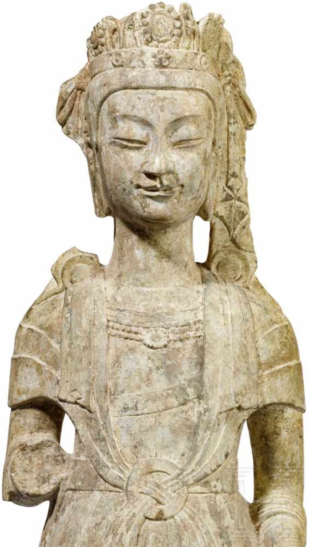 Figur eines stehenden Bodhisattvas, China, Nördliche Qi-Dynastie (550 - 577)Heller Kalkstein. Fein - Bild 5 aus 5