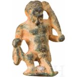 Groteske Bronzeminiatur des Herkules mit Keule, römisch, 1. - 2. Jhdt.Der nackte, ihtyphallische
