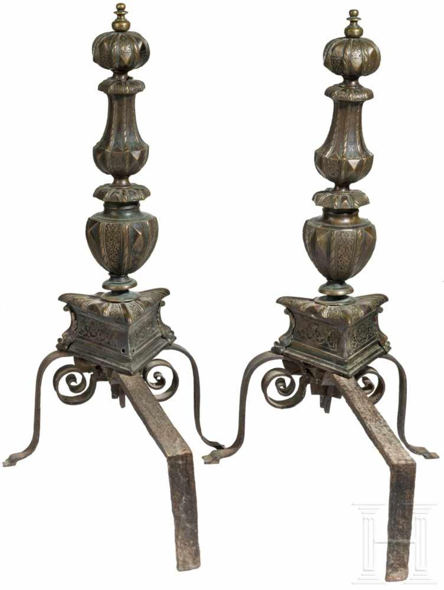 Ein Paar große Renaissance-Feuerböcke (Andirons), Venedig, 2. Hälfte 16. Jhdt.Dreibeinige, - Bild 2 aus 3