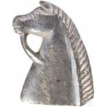 Silberne Pferdekopf-Fibel, römisch, 3. Jhdt.Die Zierplatte besitzt die Form eines Pferdekopfes mit