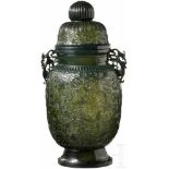 Große Vase aus geschnittener Jade, China, 19. Jhdt.Einteilig aus Jade geschnittener, ovaler Korpus