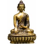 Vergoldeter Buddha, TibetBronze, vergoldet. Sitzender Buddha auf Lotusthron, in der linken Hand eine