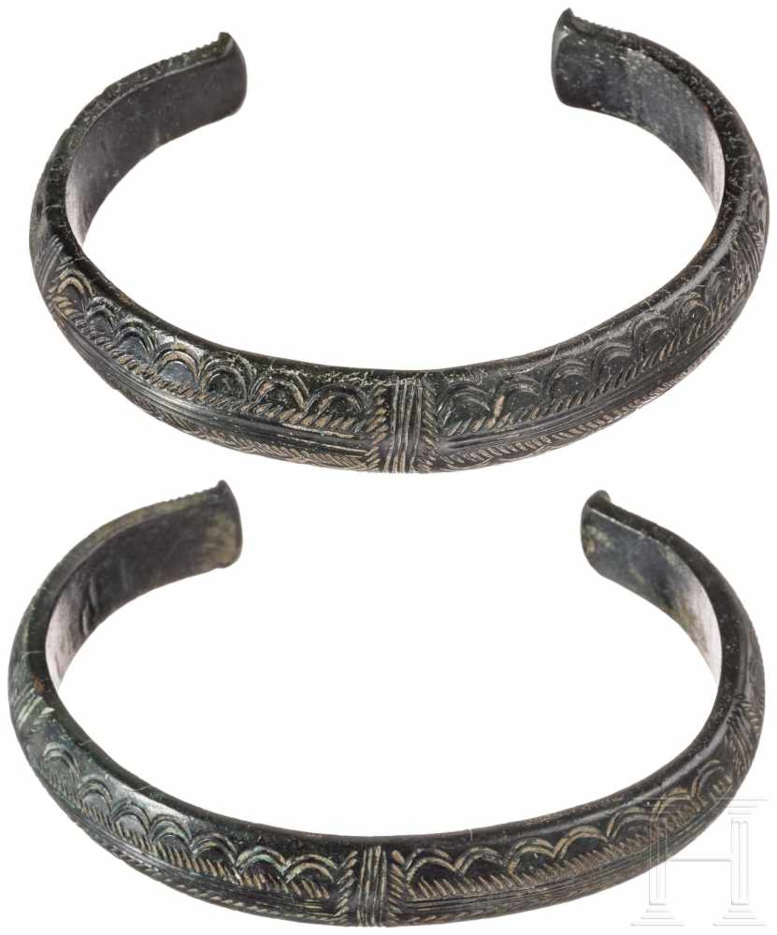 Ein Paar verzierte Armreife, Bronzezeit, 12. - 11. Jhdt. v. Chr.Zwei offene ovale Bronzearmreife mit