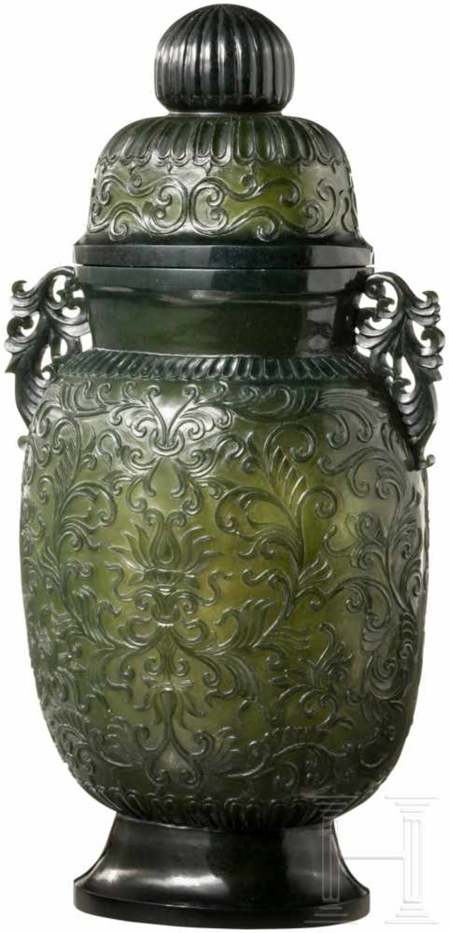 Große Vase aus geschnittener Jade, China, 19. Jhdt.Einteilig aus Jade geschnittener, ovaler Korpus - Bild 2 aus 3