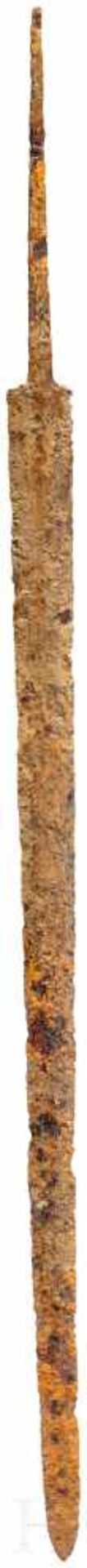 Spatha des Typs Straubing-Nydam, römisch, 2. - 3. Jhdt.Gut erhaltenes römisches Eisenschwert mit - Bild 2 aus 2