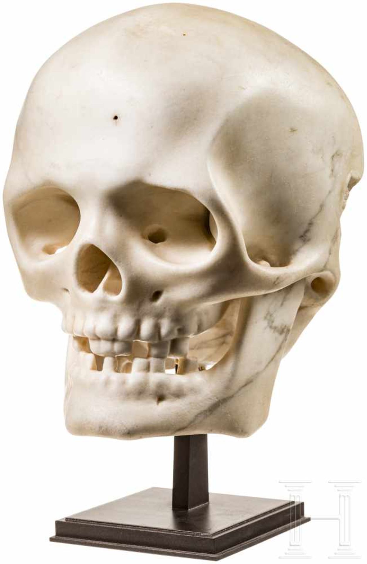Marmortotenkopf, 18. - 19. Jhdt.Detailgetreuer Totenkopf aus cremefarbenem Marmor, die Rückseite