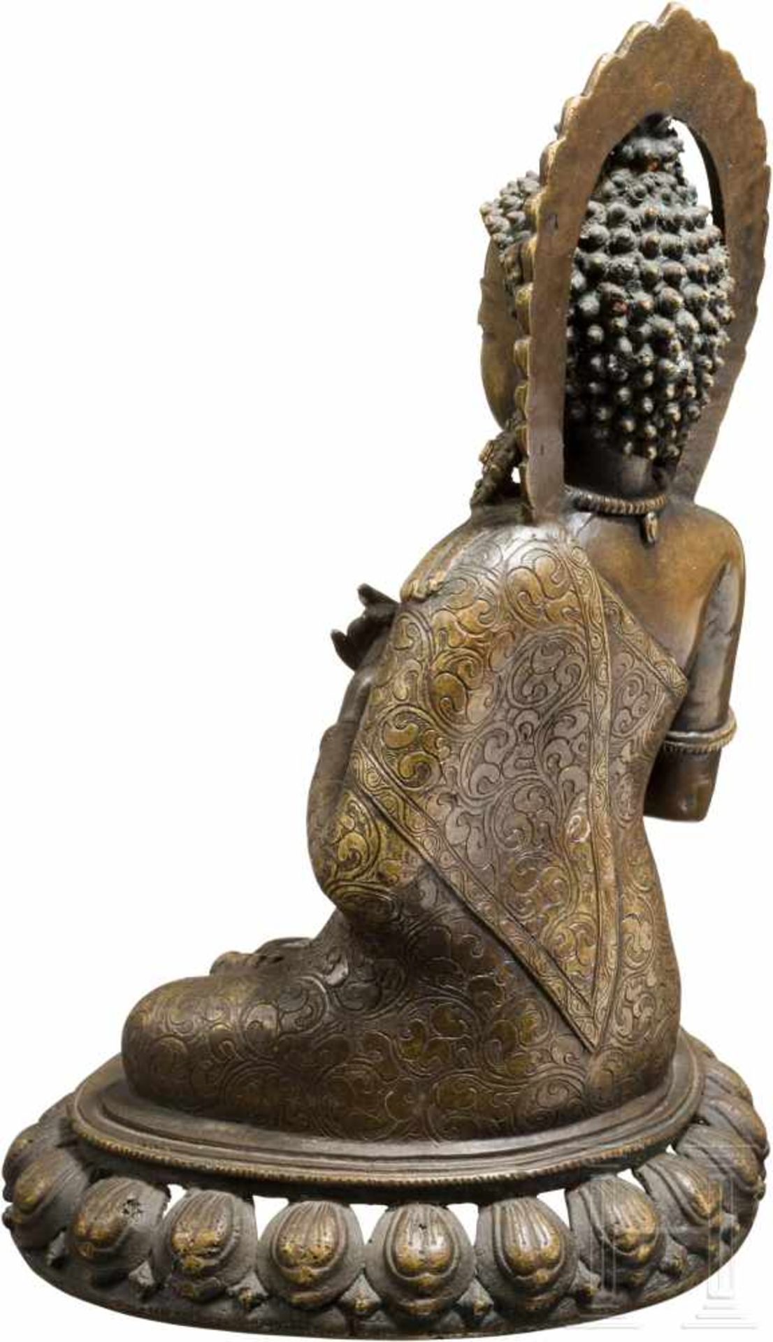 Buddha, Tibet, 19. Jhdt.Fein gravierte, patinierte Bronze mit kleinen Türkis- und Koralleneinlagen - Bild 3 aus 3