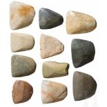 Elf Beil-Einsatzklingen aus Stein, Sahara, neolithischElf geschliffene, flache Einsatzklingen aus