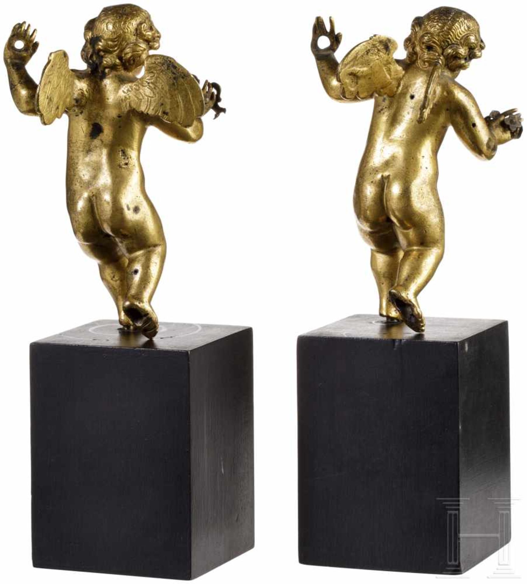 Ein Paar kleine Barock-Putti, Italien, frühes 18. Jhdt.Vollplastisch ausgeführter Bronzeguss, - Bild 2 aus 2
