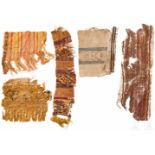 Fünf Textilfragmente, Peru, Chancay, 900 - 1470Braunes Textilfragment eines Gewandes mit Fransen.