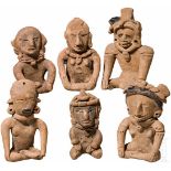 Gruppe von sechs sitzenden Terrakottafiguren, West-MexikoDrei männliche und drei weibliche