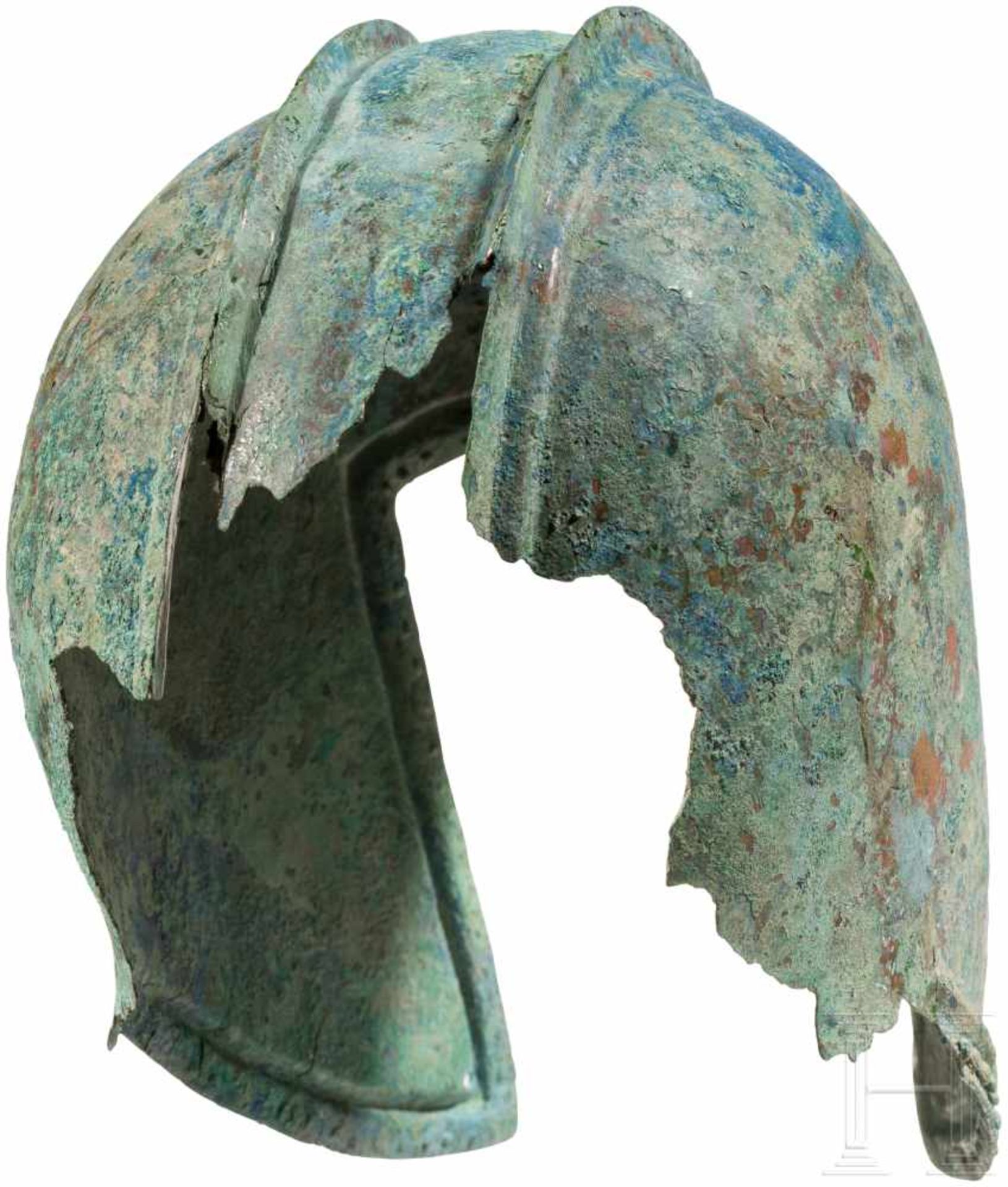 Illyrischer Helm, griechisch, 5. Jhdt. v. Chr.Halbkugelig getriebene Helmglocke mit zwei - Bild 4 aus 5