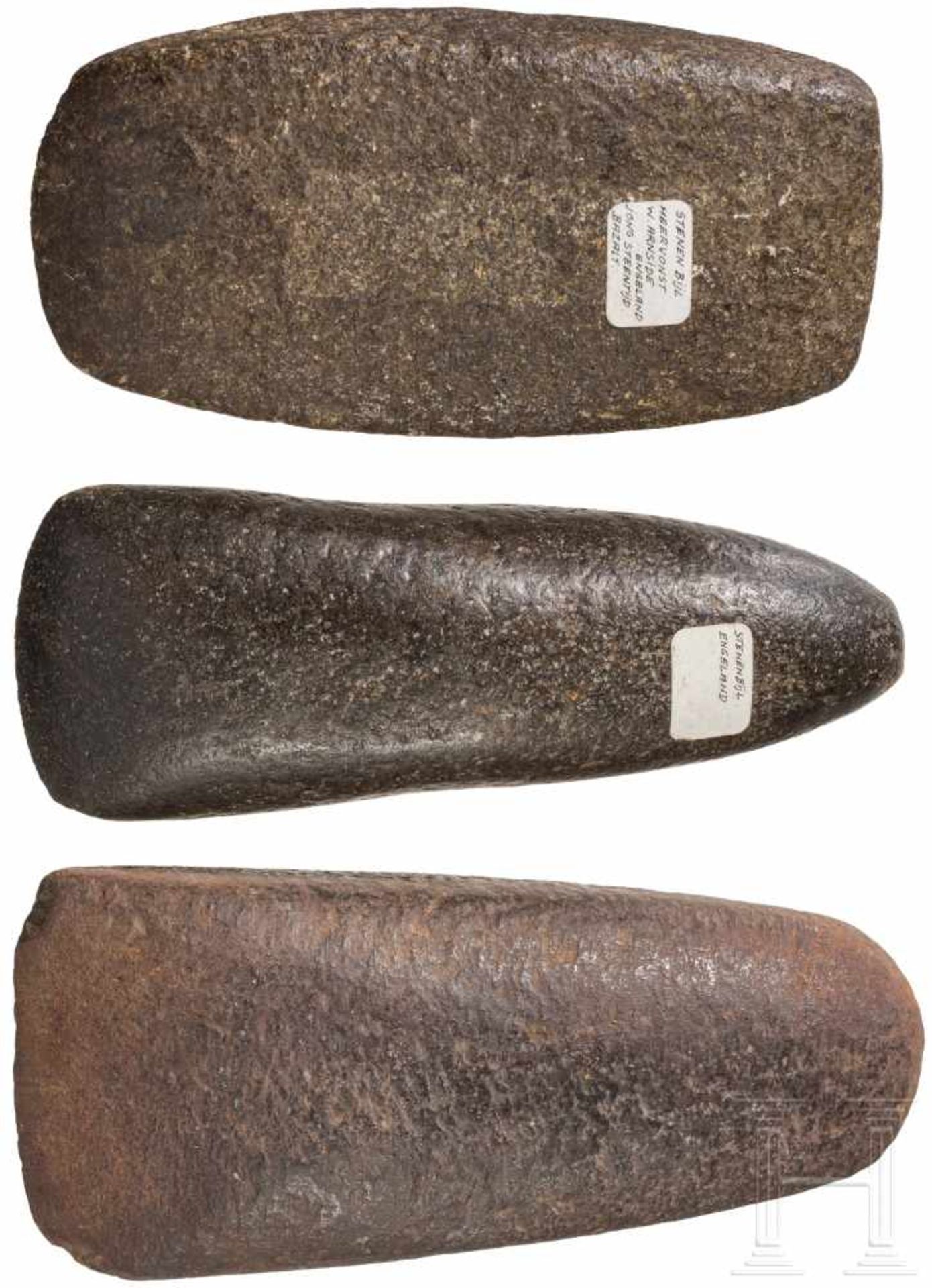 Drei neolithische Steinbeile, England und Dänemark, ca. 4700 - 2200 v. Chr.Gut poliertes, - Bild 2 aus 2