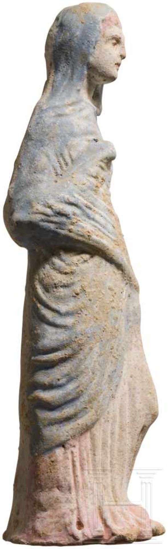 Terrakottafigur einer mit Chiton und Himation bekleideten Dame, Canosa, Apulien, 4. - 3. Jhdt. v. - Bild 2 aus 4