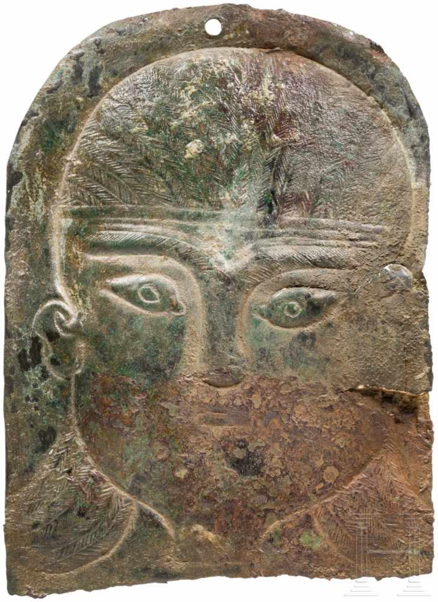Fein ziseliertes Votivblech mit Kopf, urartäisch, 8. Jhdt. v. Chr.Bronzeblech mit von hinten