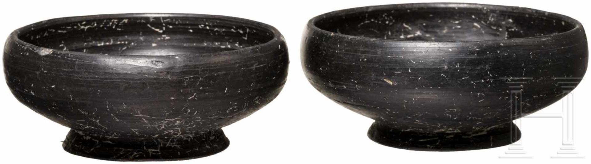 Zwei Bucchero-Schalen, 6. Jhdt. v. Chr.Zwei unverzierte, kleine Schalen mit Standring. Vollständig