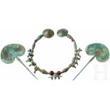 Zwei Nadeln und eine Halskette aus Bronze- und Karneolperlen, Koban-Kultur, 9. - 7. Jhdt. v. Chr.