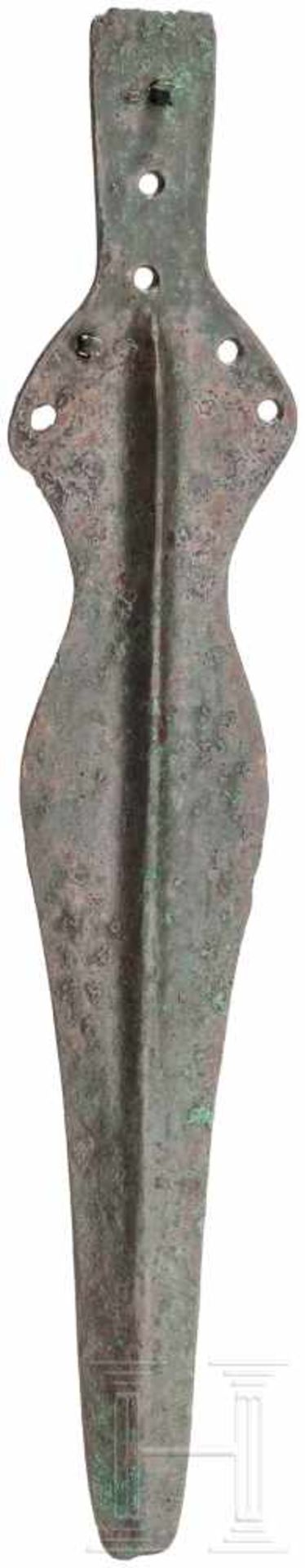 Griffzungendolch, Späte Bronzezeit, 12. - 10. Jhdt. v. Chr.Bronzener Griffzungendolch mit sieben - Bild 2 aus 2