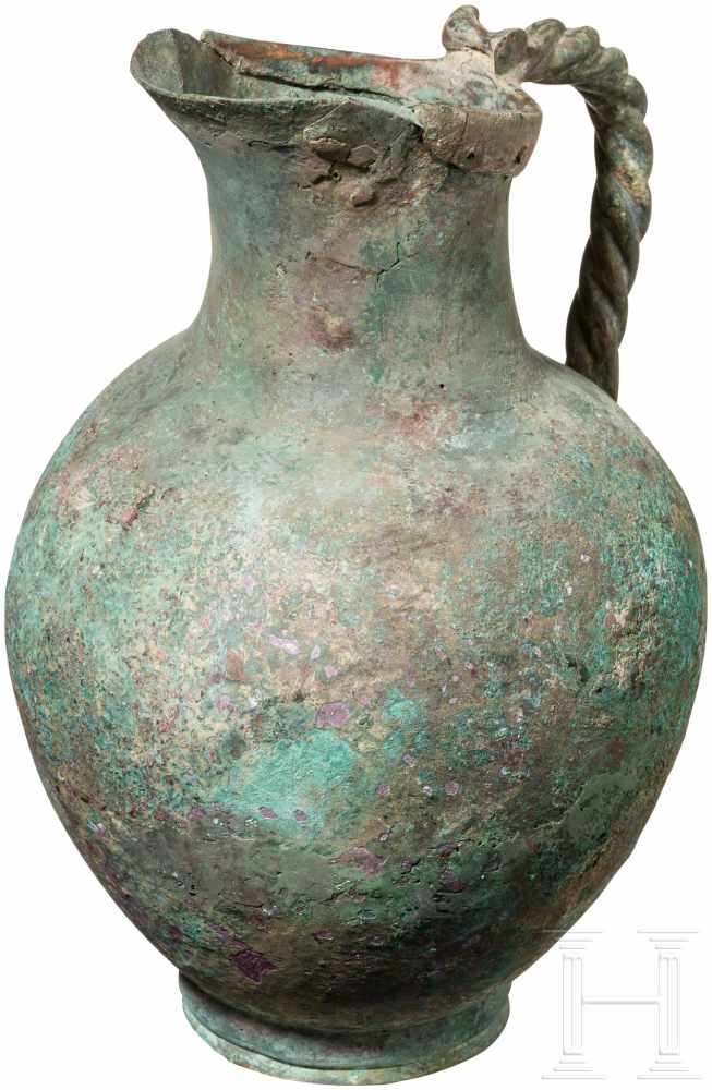 Bronzekanne, Griechenland, 5. Jhdt. v. Chr.Bauchige Bronzekanne mit Standring. Henkel in Form