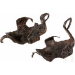 Zwei Hipposandalen, römisch, 1. - 4. Jhdt.Zwei schmiedeeiserne Hufschuhe mit seitlichen Stützlappen.