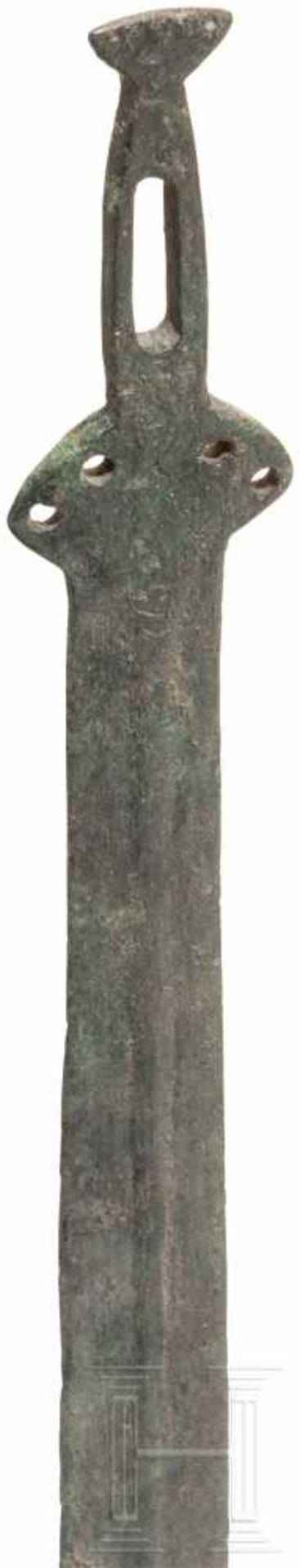 Griffzungenschwert, Frankreich, Späte Bronzezeit, 11. - 10. Jhdt. v. Chr.Bronze. Die Klinge des - Bild 3 aus 4