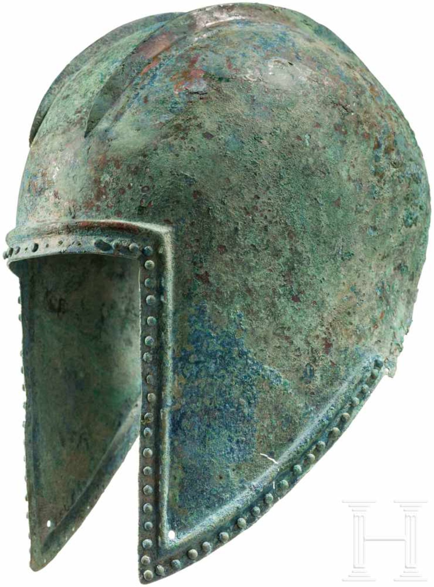 Illyrischer Helm, griechisch, 5. Jhdt. v. Chr.Halbkugelig getriebene Helmglocke mit zwei - Bild 2 aus 5