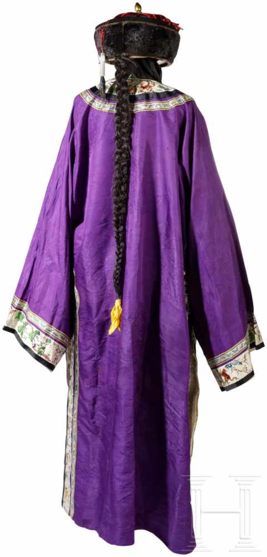 Robe und Hut eines höheren Staatsbeamten, China, 19. Jhdt.Bodenlange Robe aus violettem Seidendamast - Bild 2 aus 5