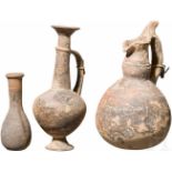 Eine Kanne und zwei Parfümfläschchen, Zypern, Bronzezeit bis römischBronzezeitlicher Kugelbauch-