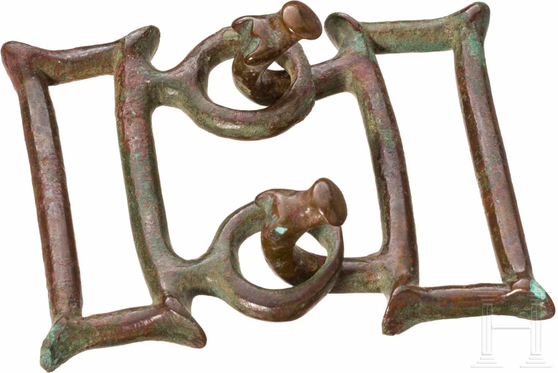 Gürtelhaken, etruskisch, 7. Jhdt. v. Chr.Zweiteiliger Gürtelverschluss aus Bronze. Jeweils ein