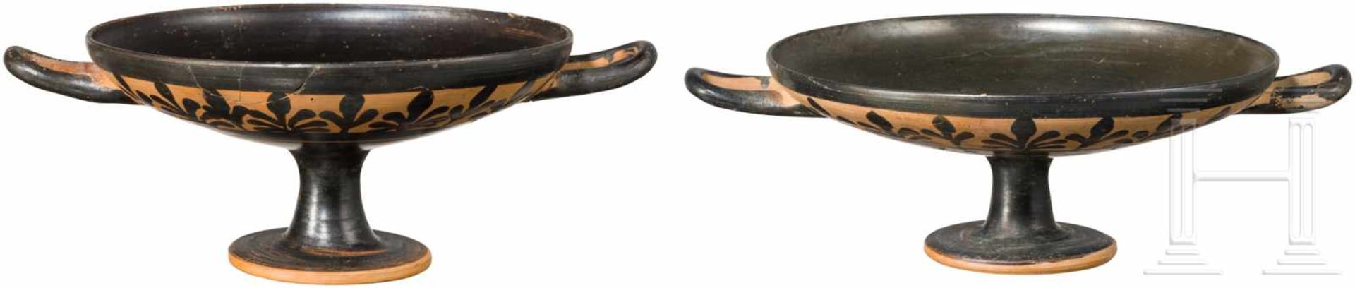 Zwei attische Trinkschalen, Griechenland, 4. Jhdt. v. Chr.Schwarz gefirnisste Trinkschalen. Innen je