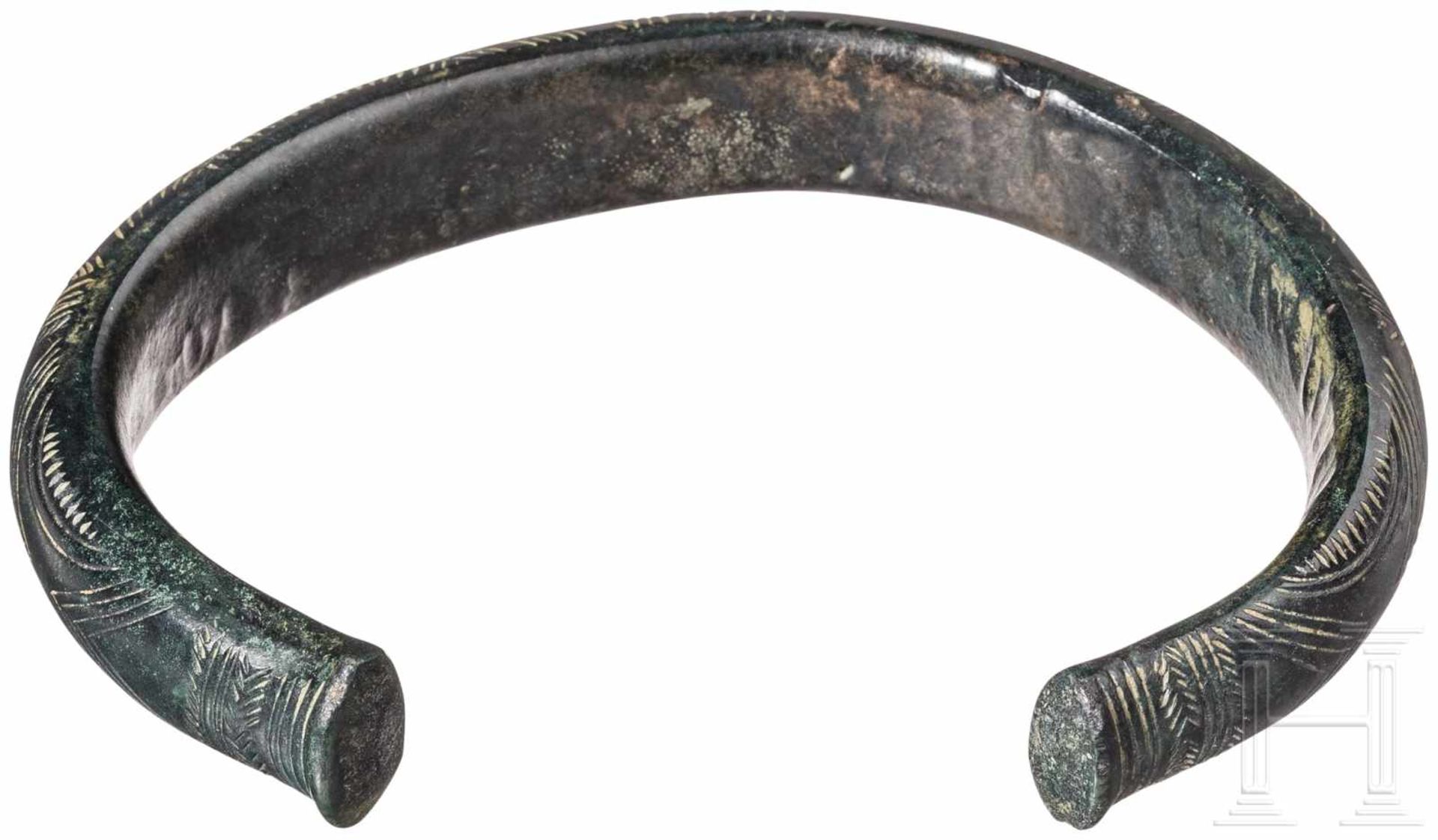 Großer, massiver Bronzearmreif, Bronzezeit,12. - 11. Jhdt. v.Chr.Massiver ovaler Bronzearmreif mit - Bild 2 aus 2