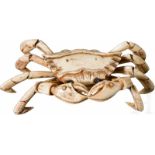 Bewegliche Krabbe aus Bein, Japan, 19. Jhdt.Detailliert geschnitzter Korpus aus teilweise braun