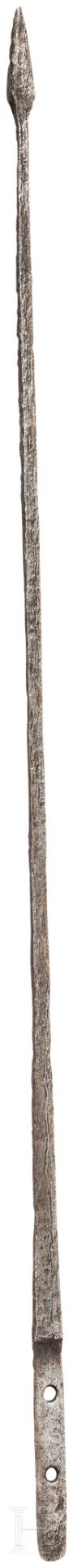 Pilum-Spitze mit Angel, römisch, 2. - 3. Jhdt.Beeindruckend gut erhaltene eiserne Pilumspitze. Die 6 - Bild 2 aus 4