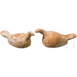 Ein Paar Tauben aus Ton, hellenistisch, 3. - 1. Jhdt. v. Chr.Zwei kleine, unten offene Terrakotta-