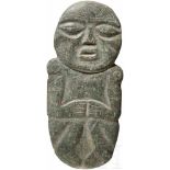 Stele, Karibik, in der Art der Taíno-KulturFlache Stele mit Darstellung einer hockenden Figur aus