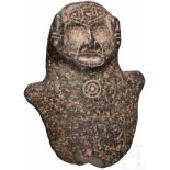Figürliche Stele aus Basalt, Karibik, Taíno-Kultur, 11. - 15. Jhdt.Flache, figürliche Kleinstele aus