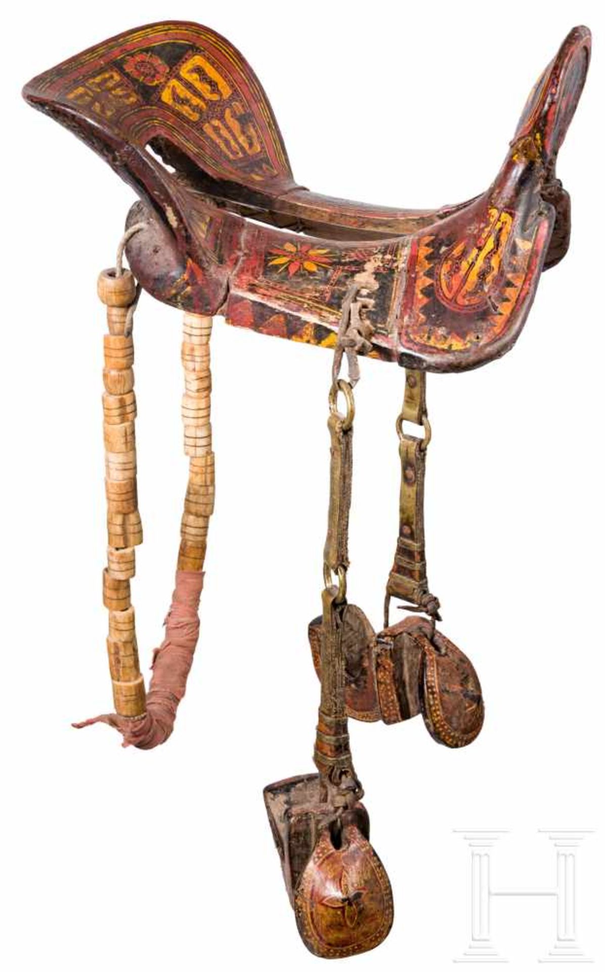 Bemalter Sattel mit Steigbügeln, China, 19. Jhdt.Einteilig aus Holz gefertigter Sattel mit