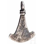 Thorshammeramulett, wikingisch, 10. Jhdt.Silberner, flacher Anhänger mit quer zur Fläche des Hammers