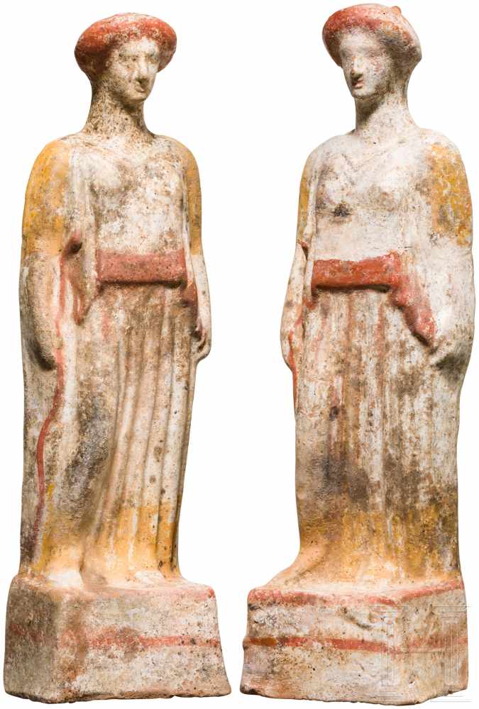 Zwei polychrome Frauenstatuetten, Griechenland, 5. Jhdt. v. Chr.Zwei aus der gleichen Form