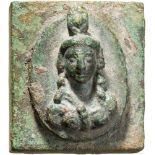 Isis-Bronzeapplike, römisch, 2. - 3. Jhdt.Fein gearbeitete Büste der Isis auf ovaler Platte, die