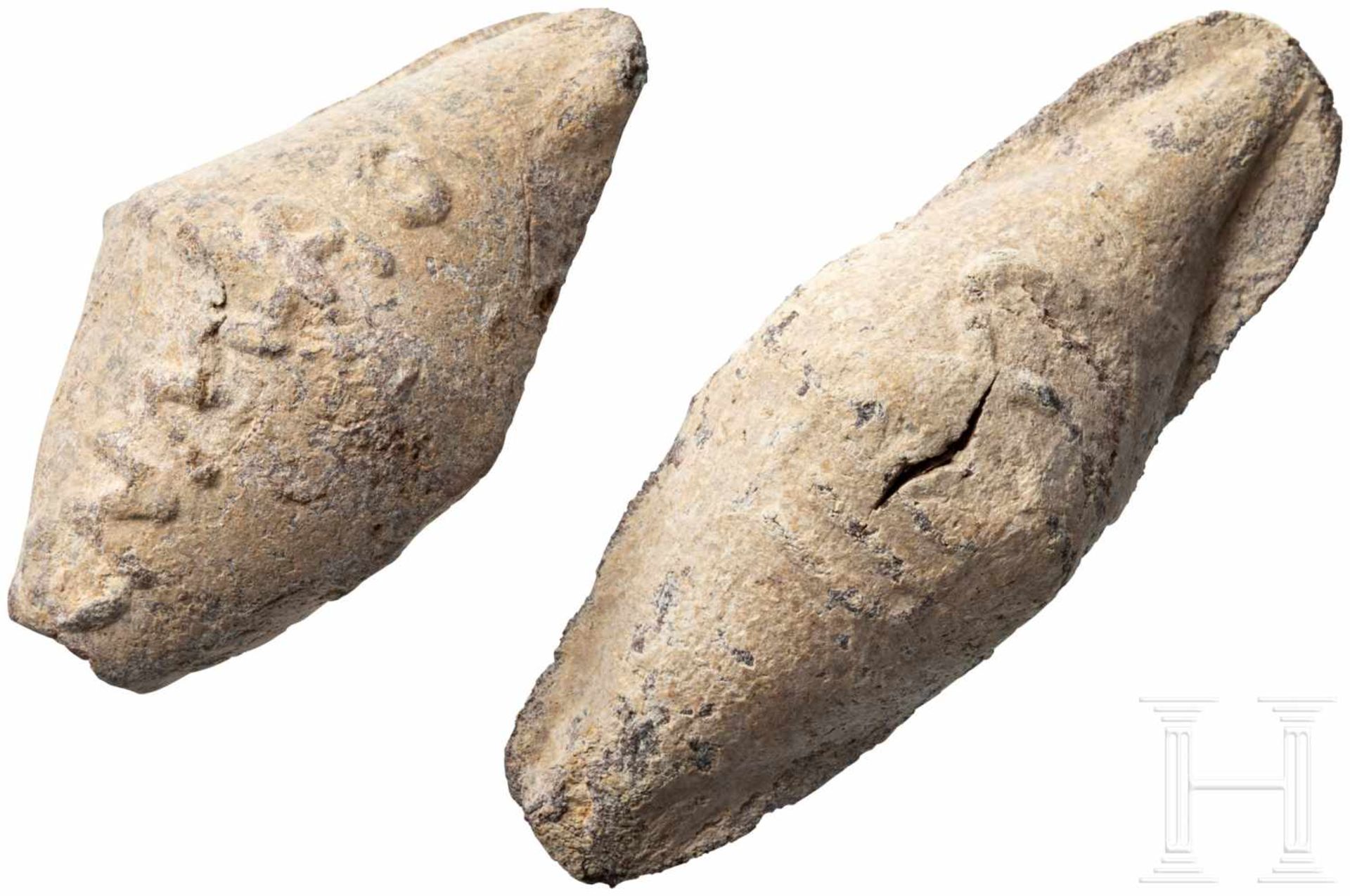 Zwei Schleuderbleie mit Legionsmarke, römisch, 1. Jhdt. v. Chr.Ein nahezu bikonisches