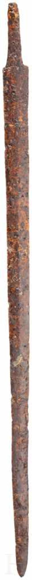 Spatha des Typs Straubing-Nydam, römisch, 2. - 3. Jhdt.Gut erhaltenes römisches Eisenschwert mit - Bild 2 aus 3